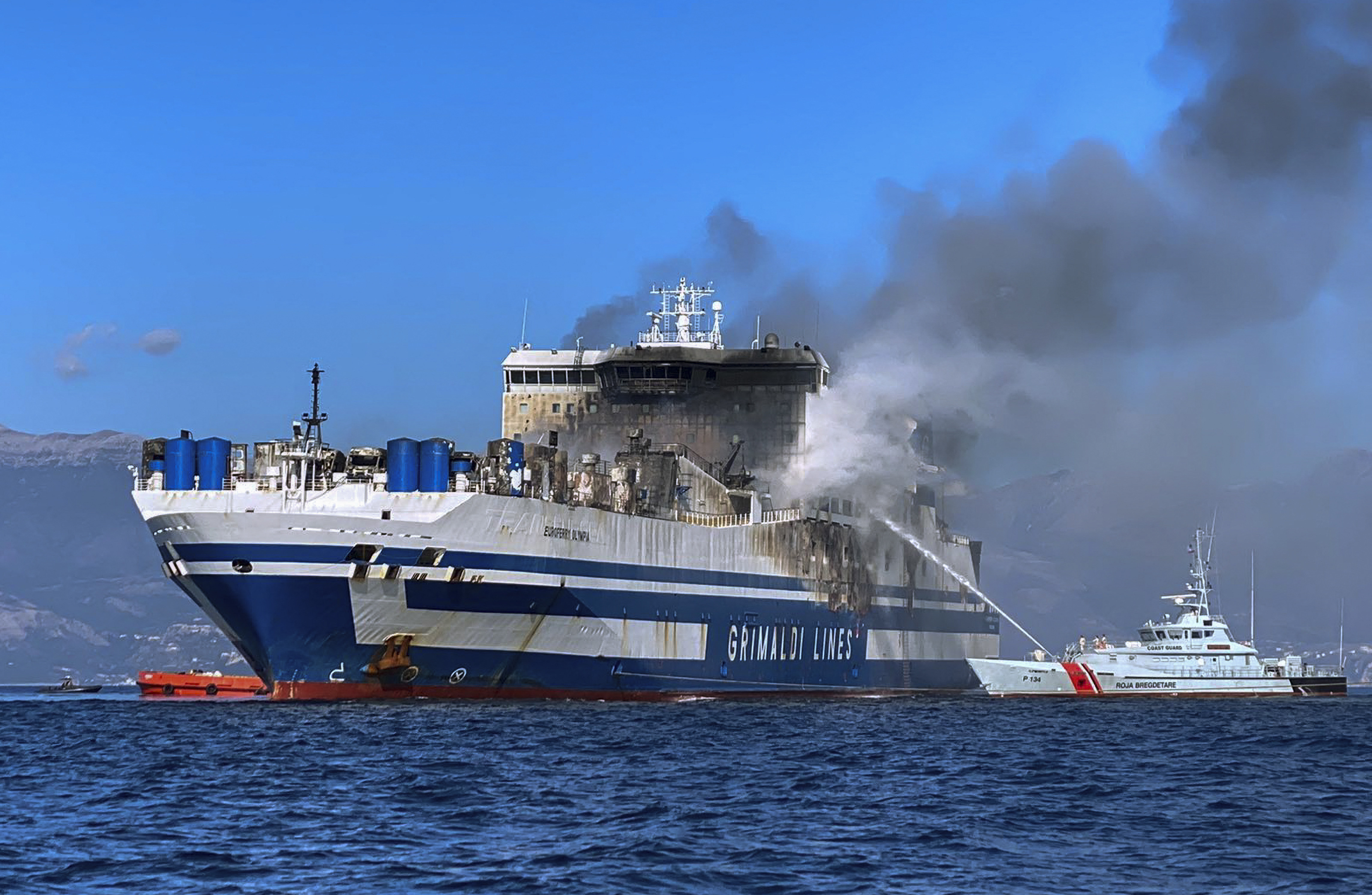 „Spuneți-mi că sunt în viață”. Un pasager a fost găsit după 2 zile pe feribotul care a luat foc în largul insulei Corfu