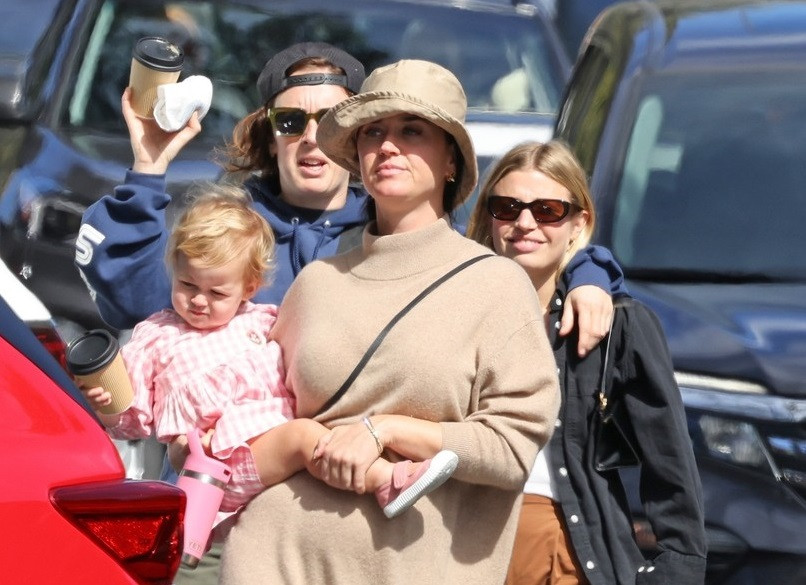 Fotografii rare cu Katy Perry și fiica ei. Cele două au fost surprinse la grădina botanică