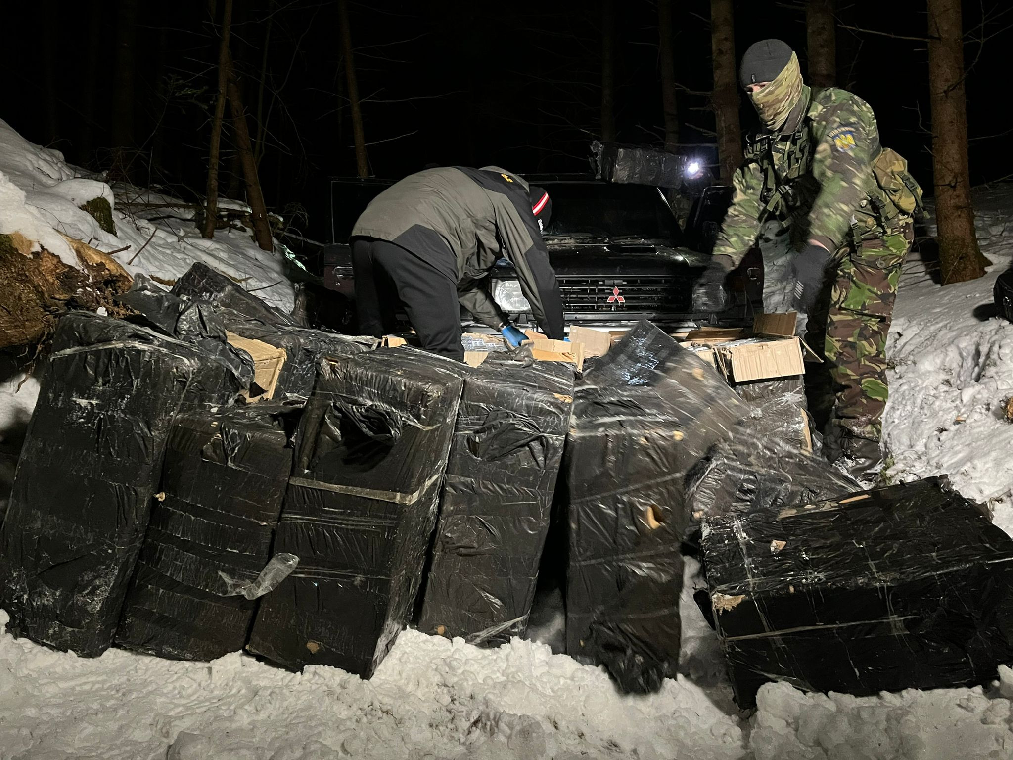 În culisele contrabandei cu țigări. Mărturii despre meseria transmisă din tată în fiu, care aduce profituri de proporții