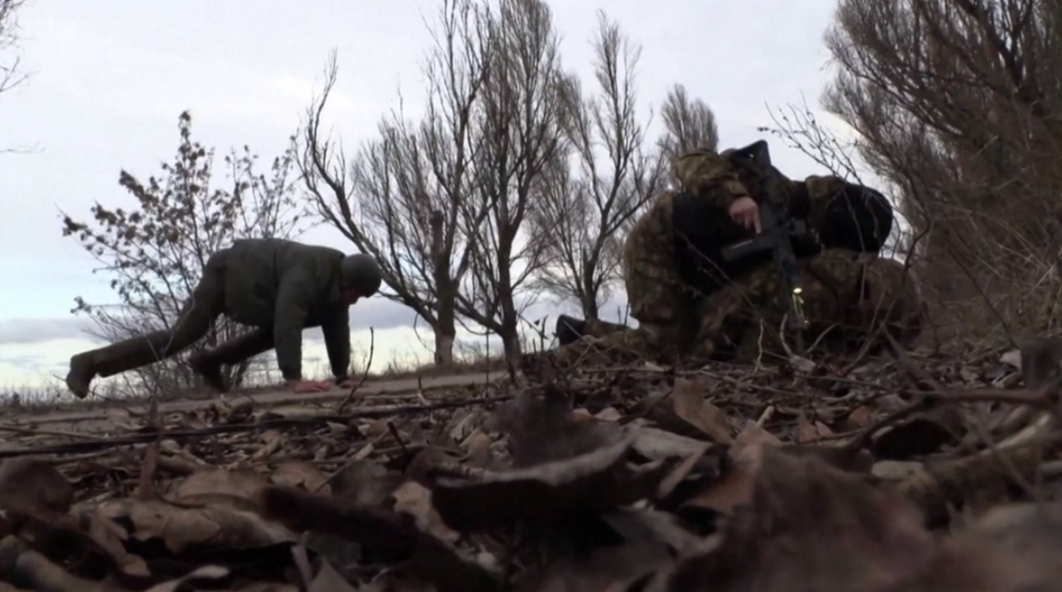 VIDEO. Momentul în care ministrul de Interne al Ucrainei și câțiva jurnaliști fug de bombardament