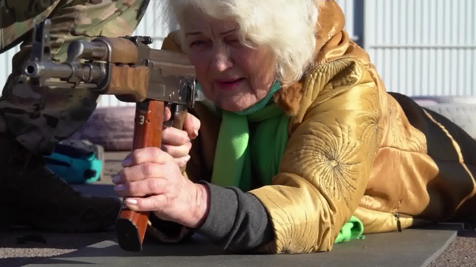 Ucraina va permite cetățenilor săi civili să poarte arme de foc, din cauza ”pericolelor”