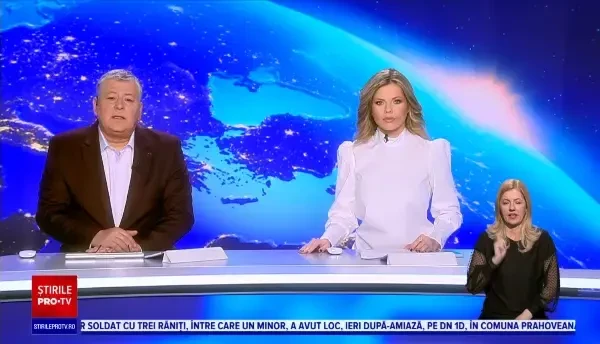 O maşină a fost înghițită de flăcări, pe o șosea din Suceava, la scurt timp după ce șoferul a ieșit din autoturism