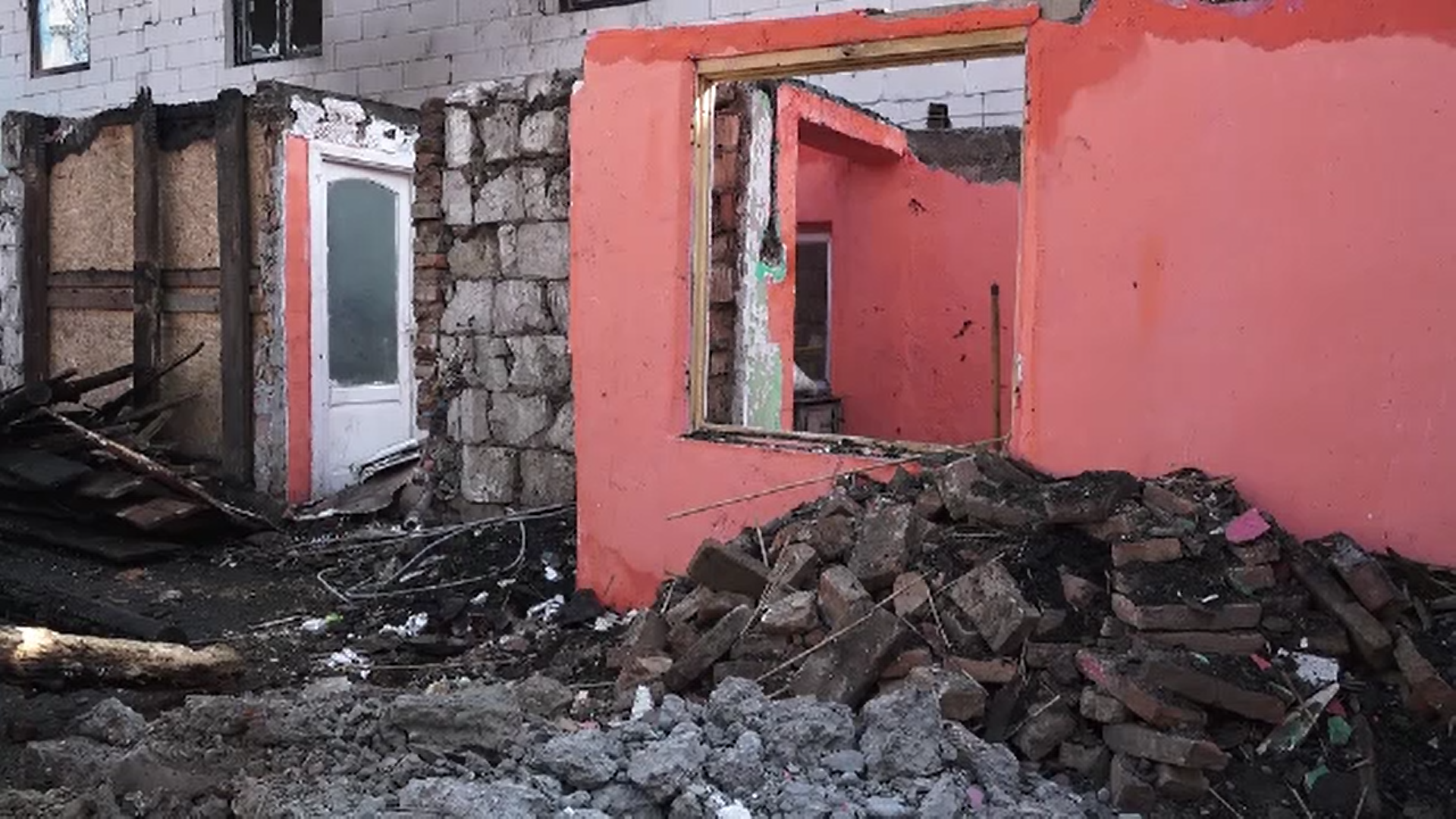 O familie din județul Mureș a rămas pe drumuri după ce un incendiu le-a distrus casa în totalitate