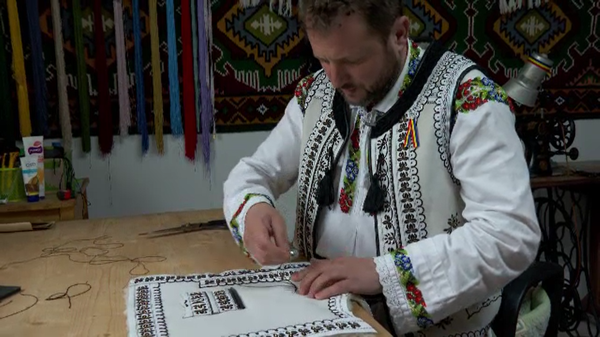 Doi soți vor să reînvie meşteşugul cojocăritului. Cu banii câștigați în Spania au reușit să își facă un mic atelier