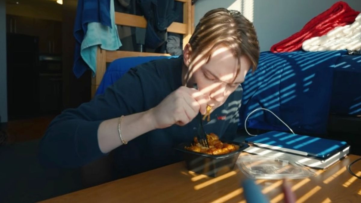 Un tânăr a rămas fără picioare după ce a mâncat mâncarea rămasă din ziua anterioară. S-a îmbolnăvit imediat