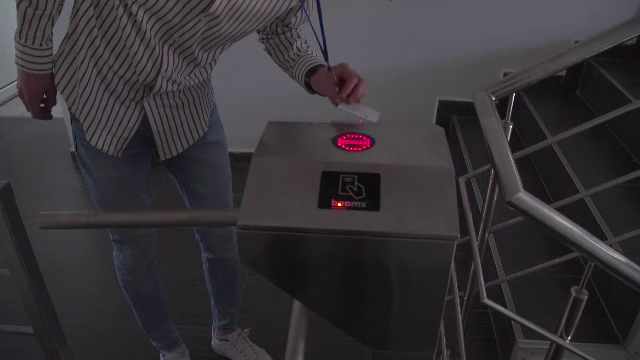 Ideea inedită a unui primar, sătul că angajații întârzie. A instalat un sistem de acces performant la intrare