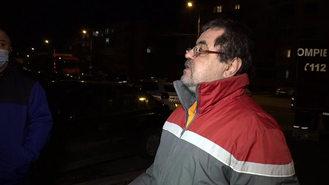 A mutat un sac în subsolul blocului, din care a început să curgă un lichid care s-a transformat în biluțe. Reacția bărbatului