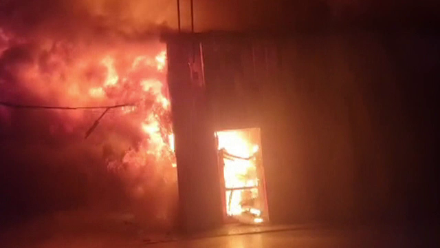 Incendiu violent la o fabrică din Mizil, întins pe 7.000 de mp. Doi pompieri au suferit arsuri