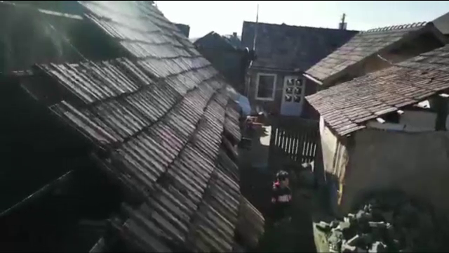 O familie cu opt suflete, din Reghin, a rămas pe drumuri, după ce casa le-a fost mistuită de flăcări