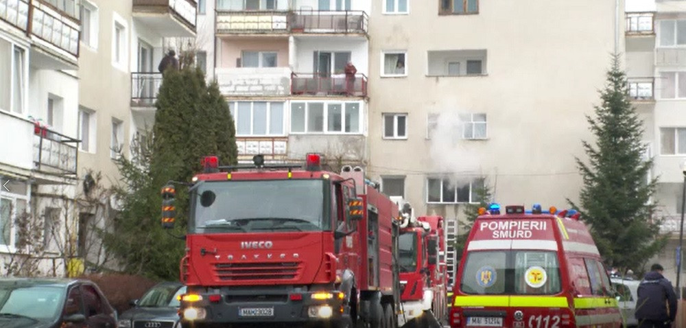 Incendiu într-un bloc din Bistrița. Pompierii au intervenit de urgență