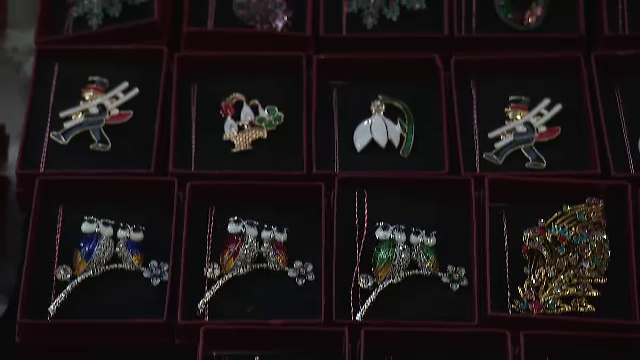 Vestitorii primăverii și-au făcut deja apariția. Tarabele sunt pline de mărțișoare, iar comercianții așteaptă vânzări record