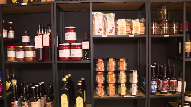 Românii asociază greșit produsele sustenabile cu cele de la țară. “Nu știi câte îngrășăminte au fost puse pe acele roșii”