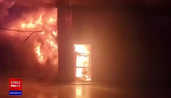 Incendiu violent la o fabrică din Mizil, întins pe 7.000 de mp. Doi pompieri au suferit arsuri