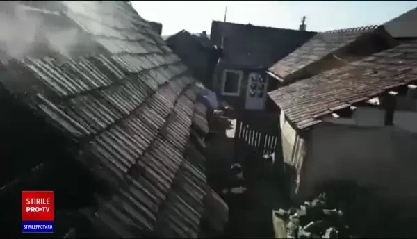 O familie cu opt suflete, din Reghin, a rămas pe drumuri, după ce casa le-a fost mistuită de flăcări