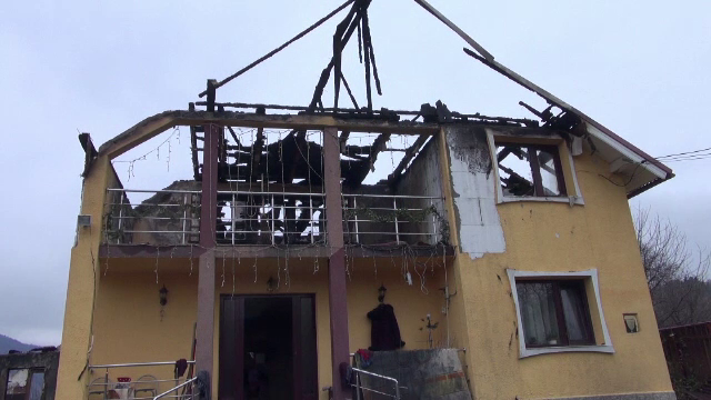 Ghinion teribil pentru o familie din Bacău. Casa le-a fost distrusă pentru a doua oară în 17 ani