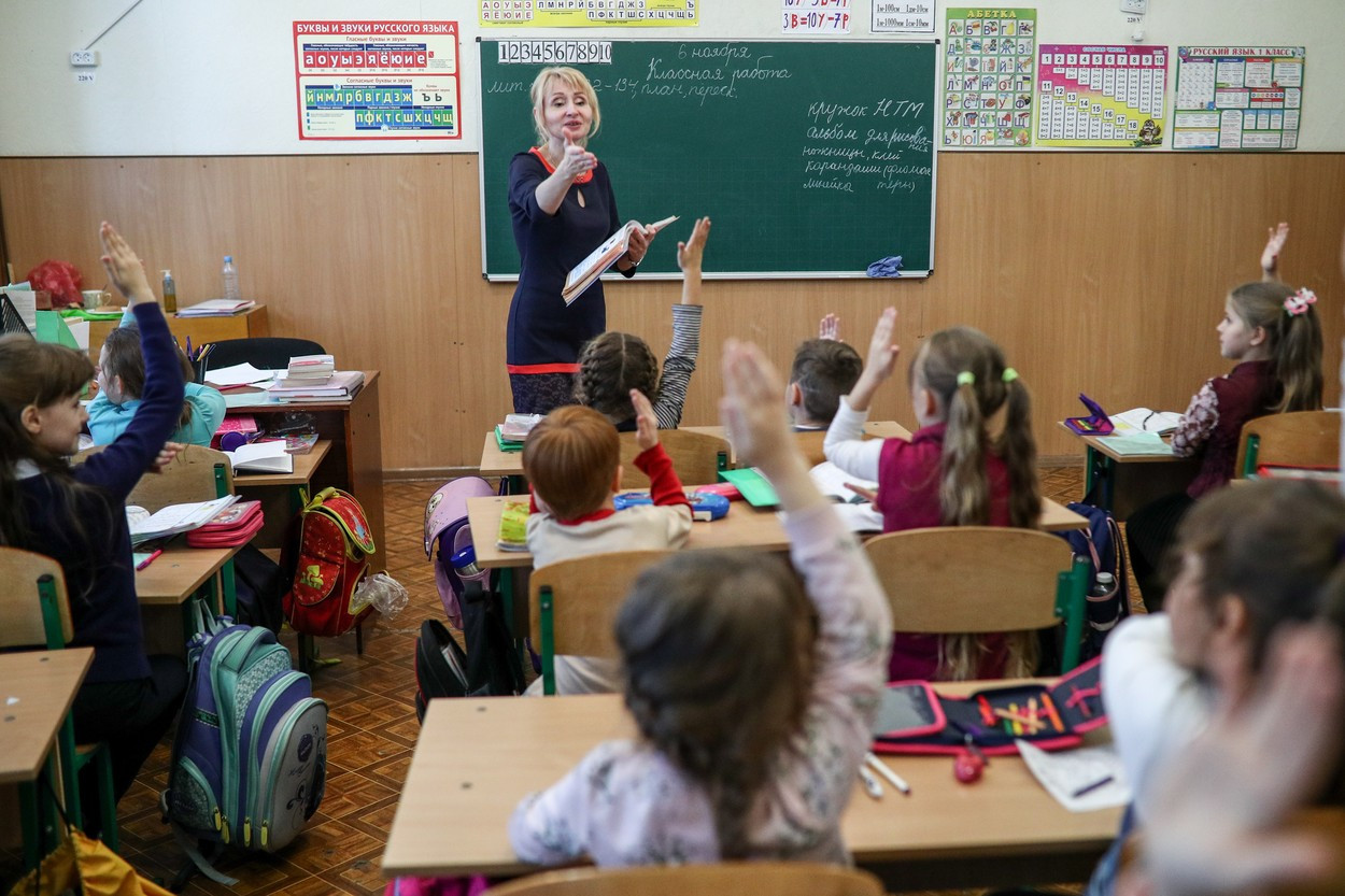 Părinții din Ucraina își trimit copiii la școală cu stickere cu grupa sanguină