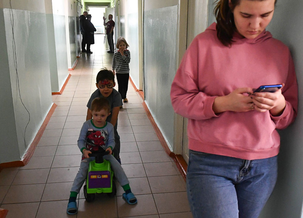 Mărturiile ucrainenilor evacuați din Donbass. „Vibrau geamurile, totul era înspăimântător”