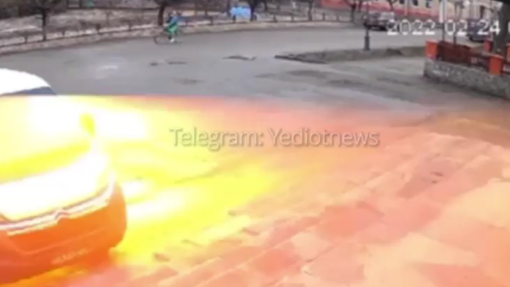 VIDEO Imagini șocante. Momentul în care un biciclist este lovit de un obuz rusesc