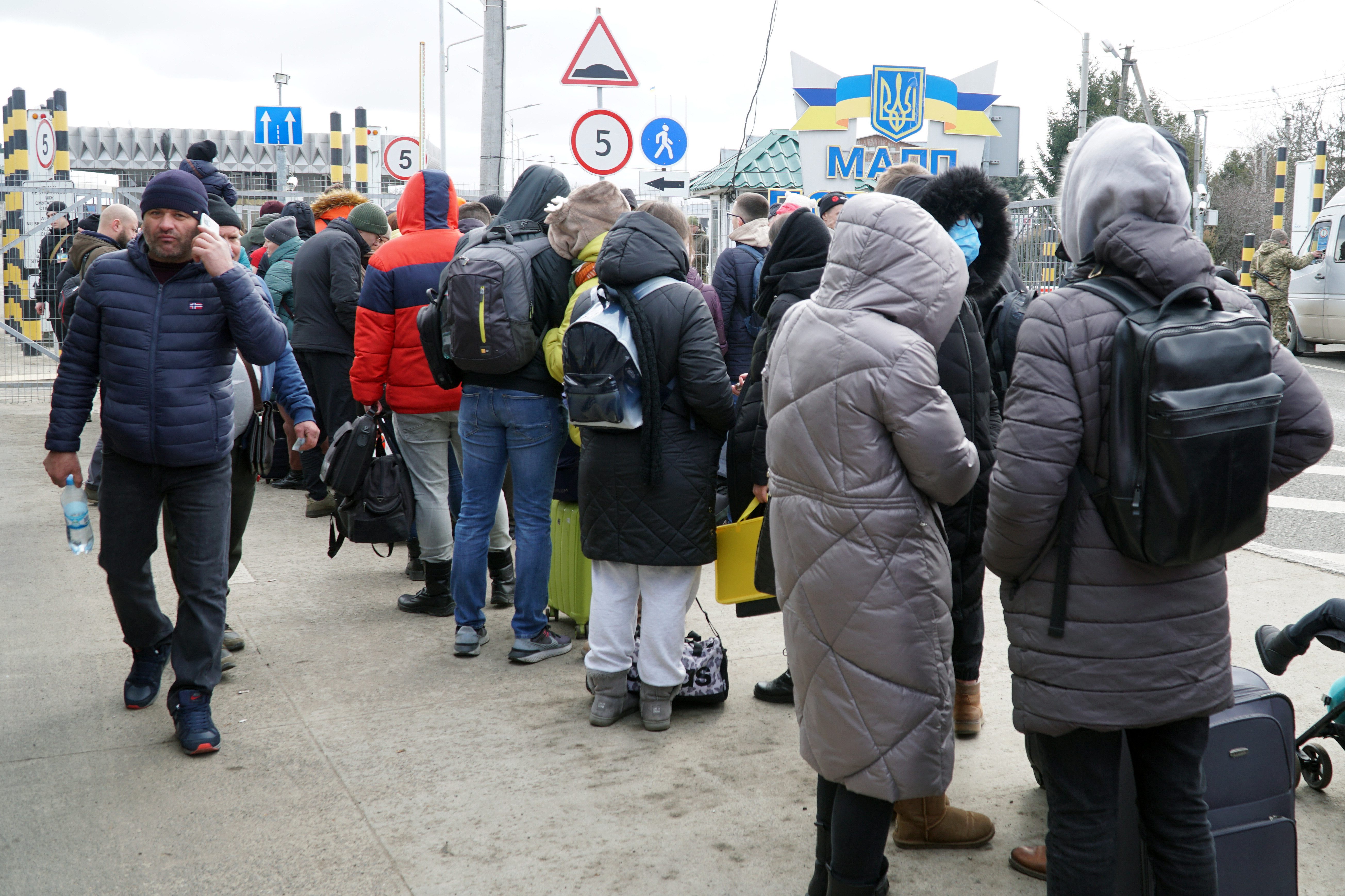 Aproximativ 100.000 de ucraineni şi-au părăsit căminele, dintre care câteva mii au trecut în ţări vecine