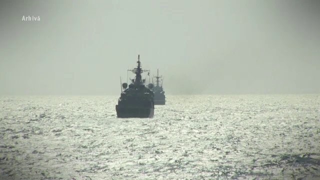Situația este tensionată și în Marea Neagră. O navă militară rusească deviază sau oprește vasele care merg către Ucraina