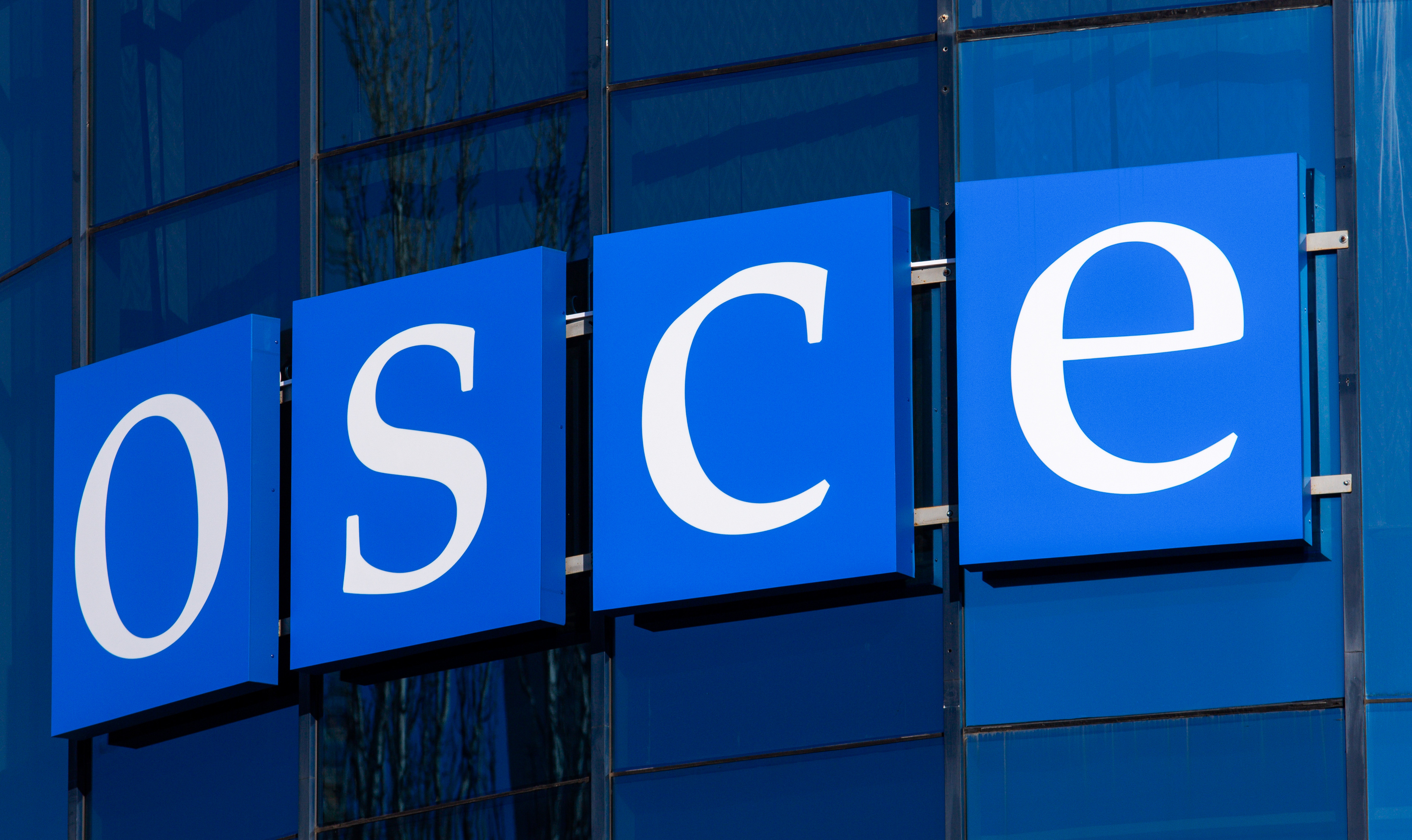OSCE îşi evacuează misiunea de monitorizare din Ucraina
