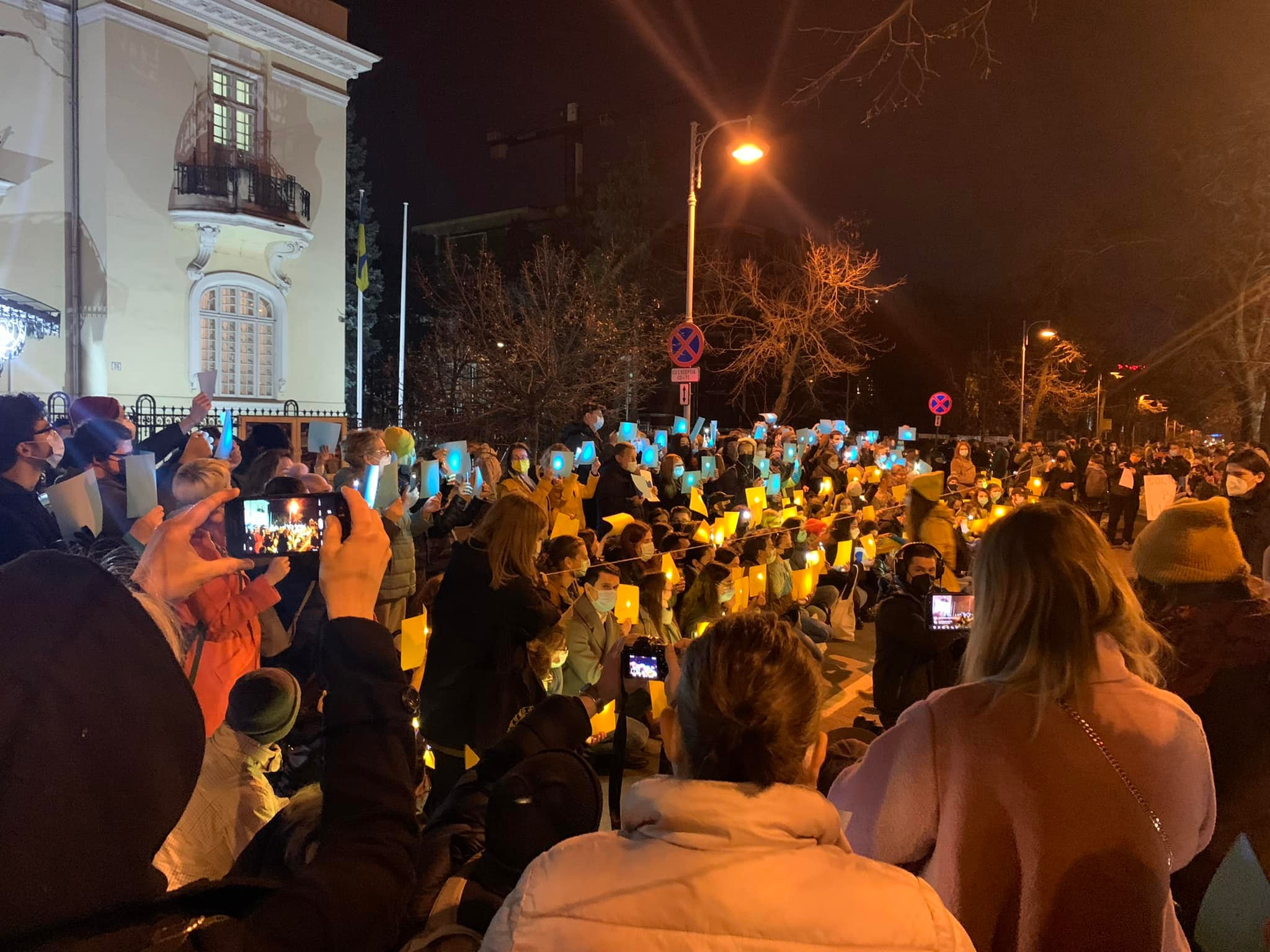 Sute de bucureșteni s-au adunat la Ambasada Ucrainei pentru a-și exprima solidaritatea
