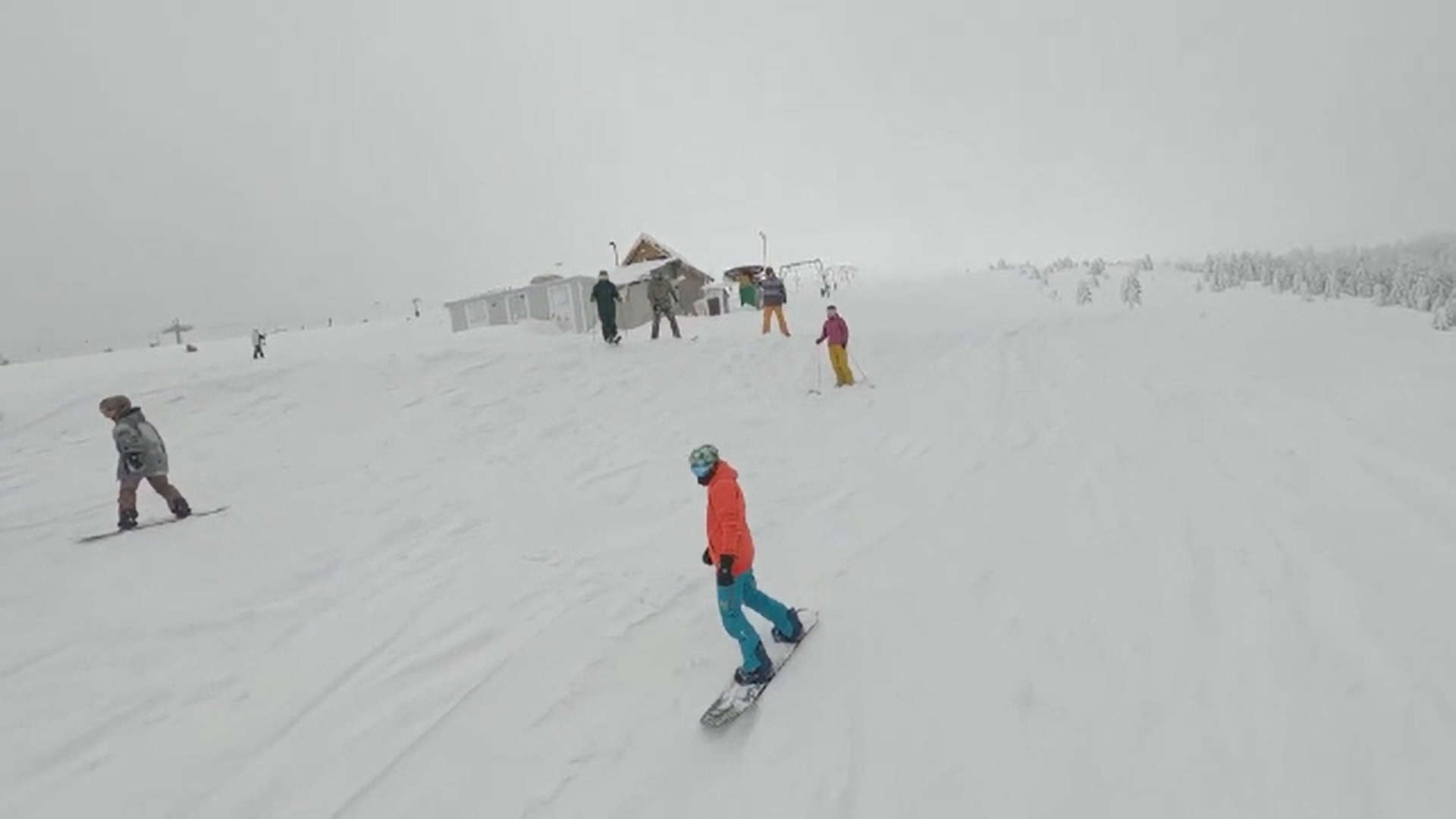 Ultimul weekend din această iarnă se anunță cu distracție. La Straja turiștii sunt așteptați la un concurs pe pârtie