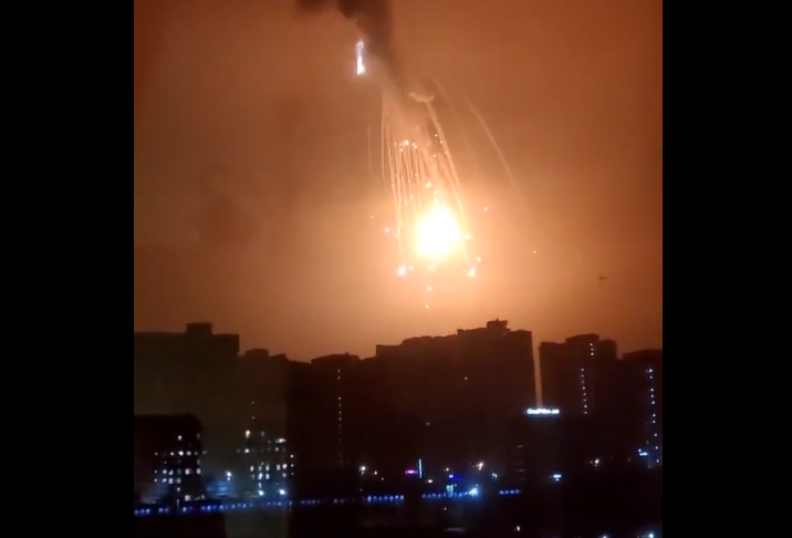 VIDEO Un avion rusesc a fost doborât deasupra Kievului. Un bloc a fost cuprins de flăcări