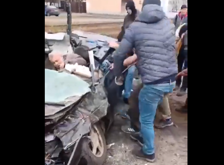 VIDEO Momentul în care un tanc trece peste o mașină din Ucraina. Șoferul a supraviețuit