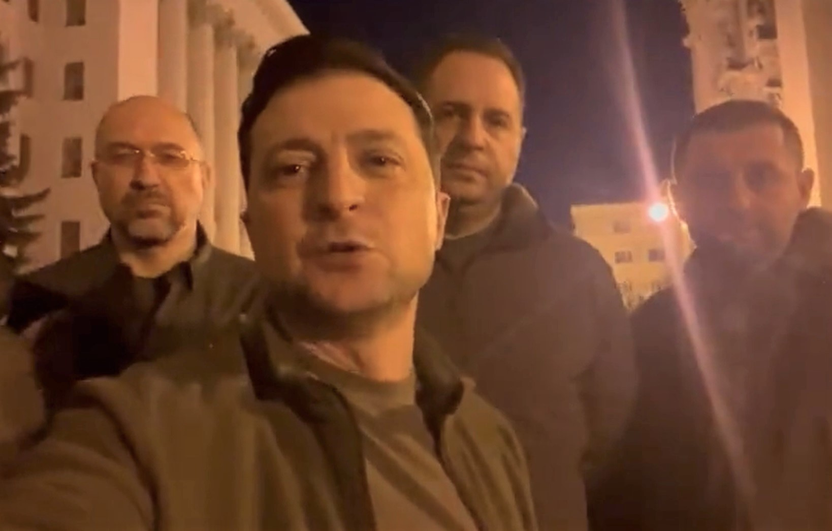 VIDEO. Zelenski, mesaj dramatic de pe străzile Kievului: Cu toții suntem aici, apărăm independența noastră, apărăm Ucraina