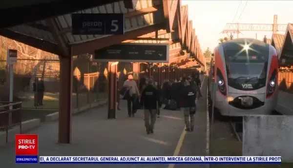Peste 100.000 de ucraineni fug de război peste granițe. ”Ne-au trezit exploziile. Nu știm sigur unde vom ajunge”