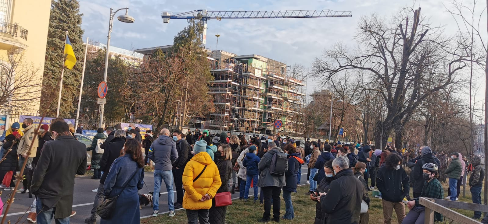 Bucureștenii s-au strâns la Ambasada Ucrainei pentru a-și manifesta solidaritatea. ”Nu putem sta deoparte” GALERIE FOTO
