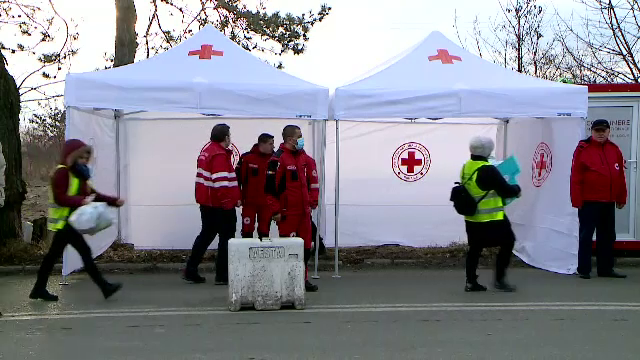Voluntarii de la Crucea Roşie ajută refugiații care vin cu miile din Ucraina