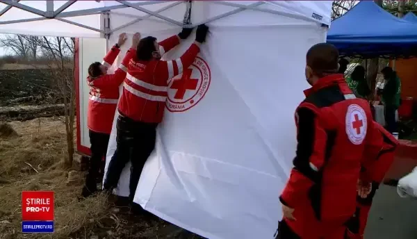 Voluntarii de la Crucea Roşie ajută refugiații care vin cu miile din Ucraina