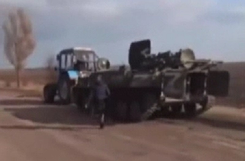 Un tanc rusesc a fost furat de romii din sudul Ucrainei. Hoții au tras mașina de luptă cu un tractor