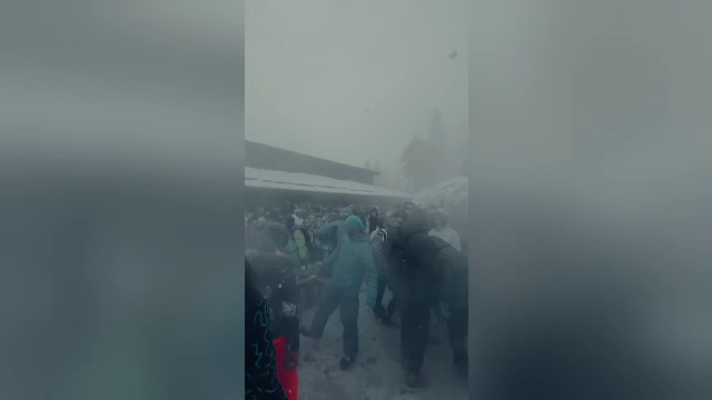 Muzică și atmosferă de festival pe pârtie, la Poiana Brașov. Sute de tineri au dansat în ultimul weekend de iarnă