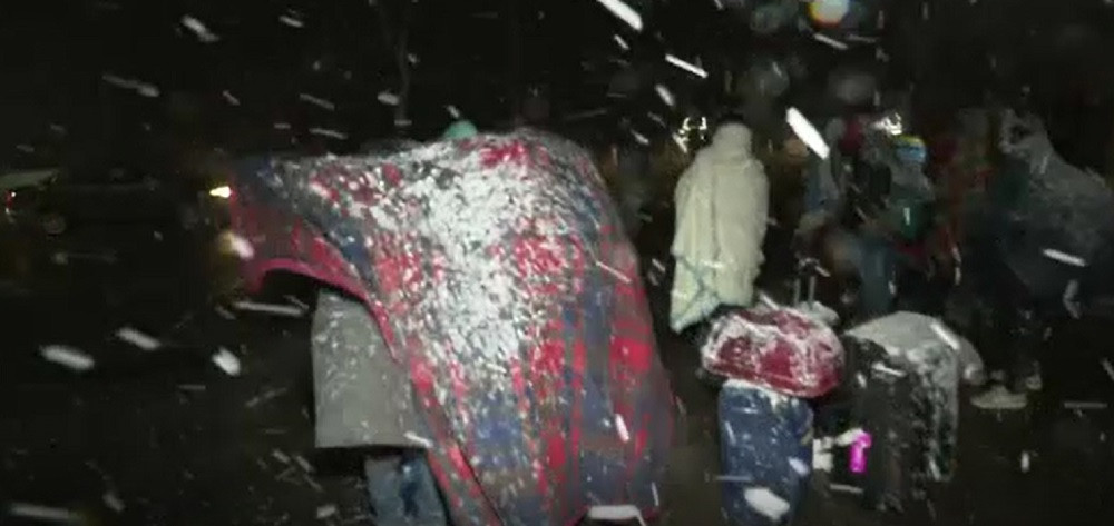 Frigul și vremea rea nu îi împiedică pe români să-i ajute pe refugiații din Vama Siret. Apelul disperat al unei ucrainence