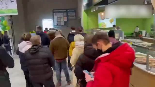 Rubla s-a prăbușit în Rusia. Oamenii stau la coadă la bancomate după ce au fost anunțate sancțiuni