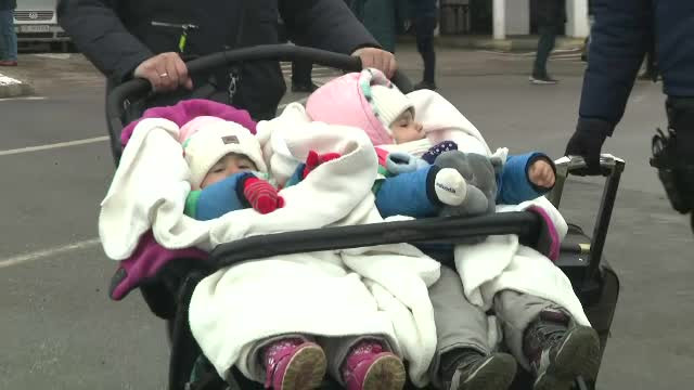 Criză umanitară ”de proporții” în Ucraina. Mii de oameni așteaptă îndurerați să intre în România