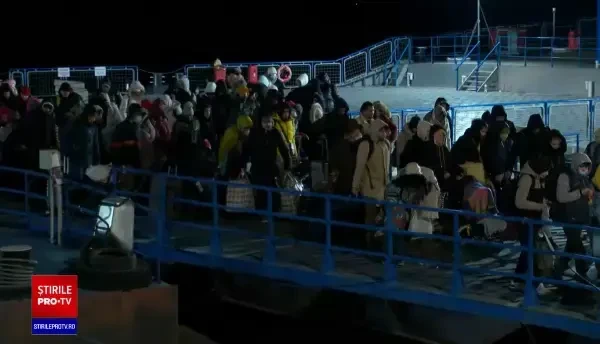 La Vama Isaccea din Tulcea, sute de refugiați au ajuns azi-noapte în România, cu bacul