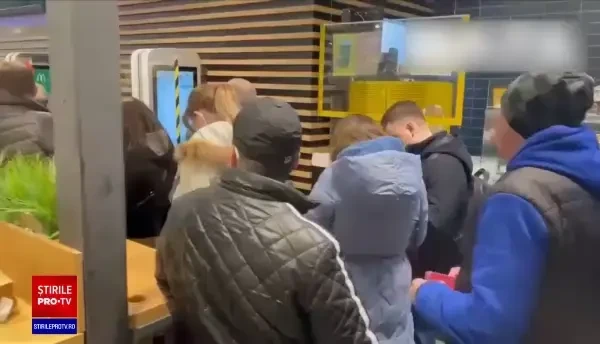 Rubla s-a prăbușit în Rusia. Oamenii stau la coadă la bancomate după ce au fost anunțate sancțiuni