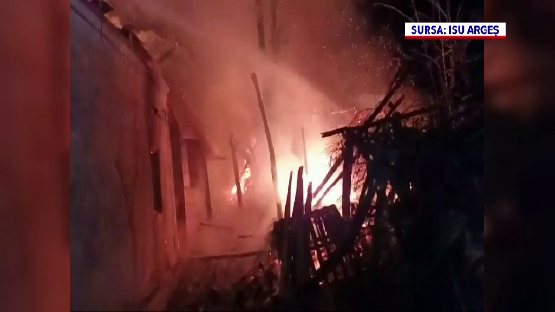 Casă mistuită de flăcări, într-un sat din Argeș. Pompierii nu exclud o mână criminală
