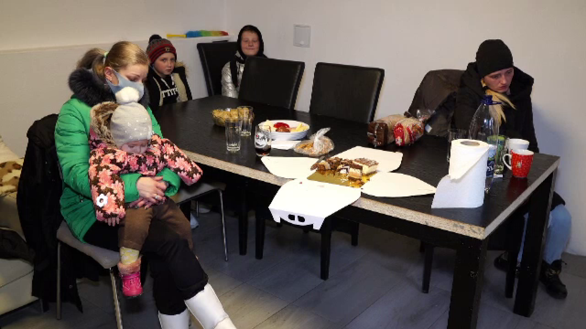 Momente emoționante la Vama Siret. Refugiații ucraineni au primit buchete de ghiocei și mărțișoare