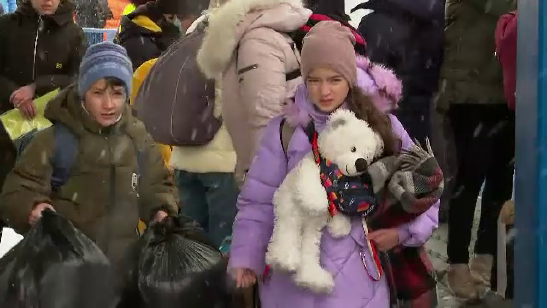 Imagini copleșitoare cu copii înghețați de frig, în vămile cu Ucraina. “Am stat opt ore afară, ca să intrăm în România”