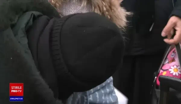 Peste 660.000 de ucraineni au fugit din țară. Voluntarii au acuzat anumiți indivizi că percep taxe de transport