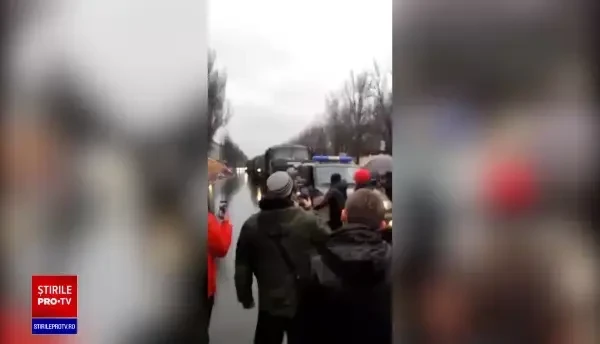 Civilii din Ucraina se luptă cu mâinile goale cu blindatele Rusiei