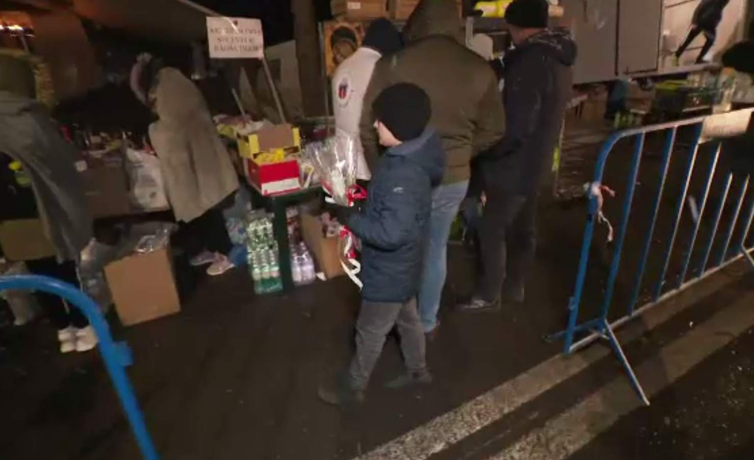 Chiar și copiii au venit să ajute în Vama Siret. Povestea lui Ianis, micul voluntar care muncește după școală până noaptea