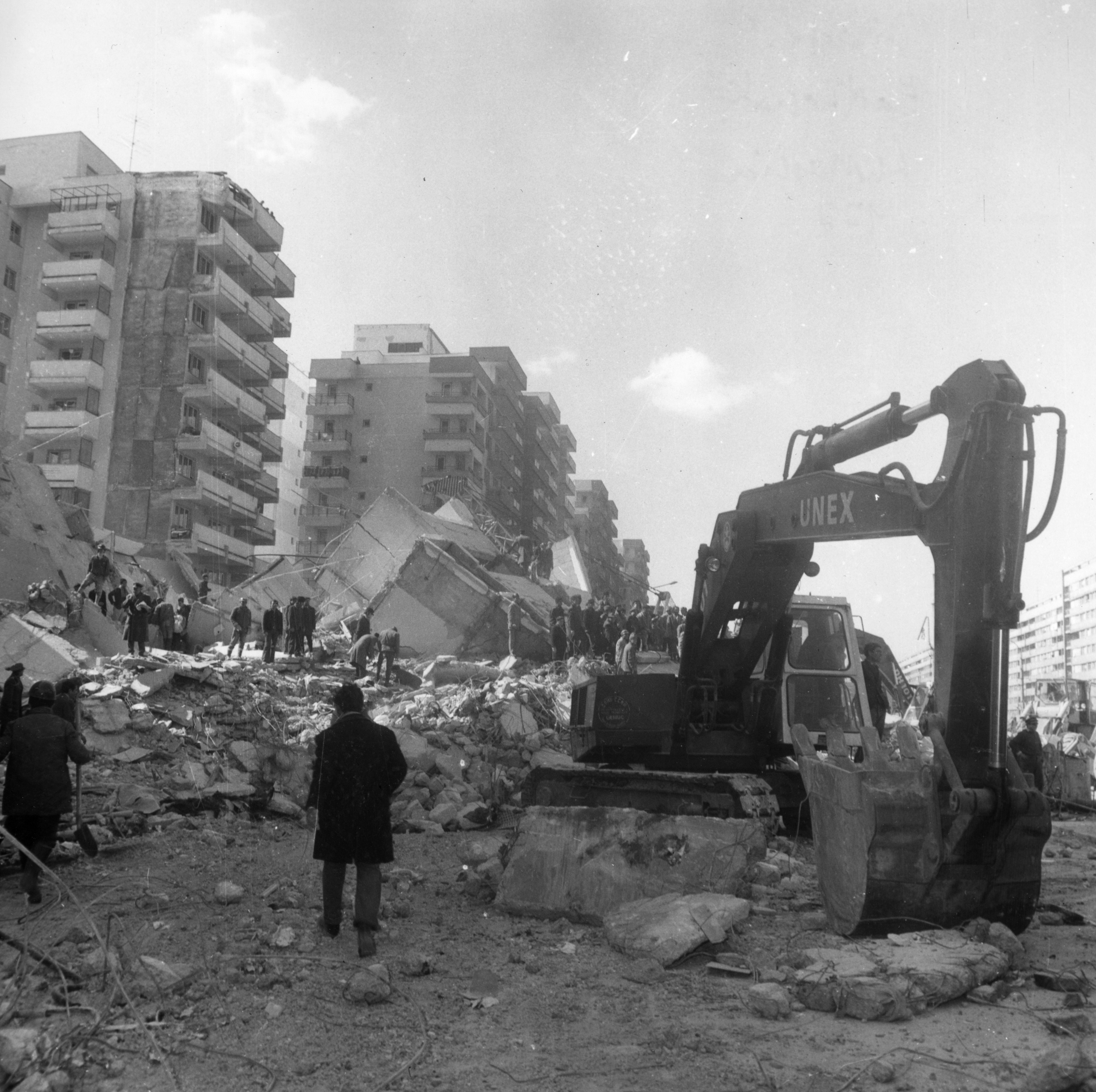 GALERIE FOTO. Cutremur 1977: Clădiri importante din Bucureşti distruse în urma seismului din 4 martie