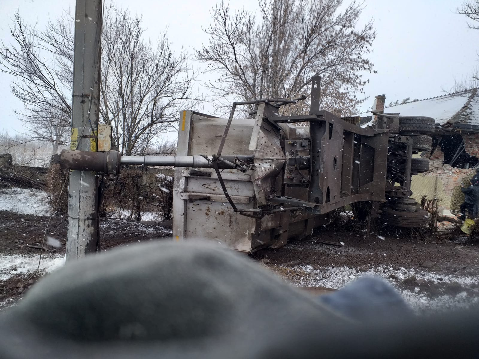 Un tren de călători a lovit un TIR, în Brăila. Cinci persoane au fost rănite