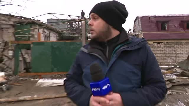 Echipa Știrilor PRO TV, surprinsă de alarma antiaeriană chiar în timp ce filma un sat distrus de bombardamente